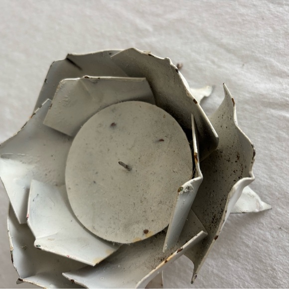 Vintage metal floral candle holder - Picture 2 of 7